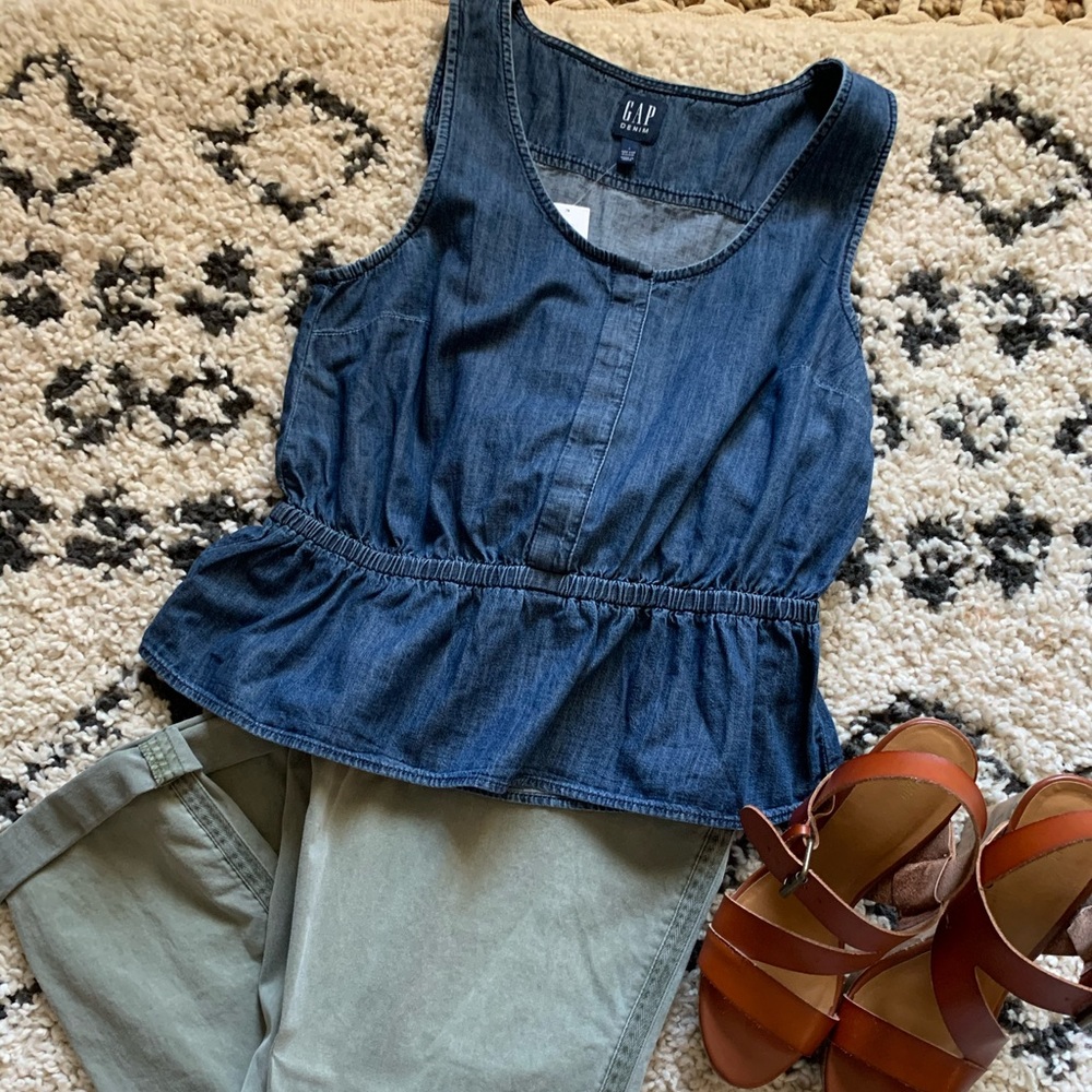 ☀️NWT GAP CHAMBRAY PEPLUM TOP☀️